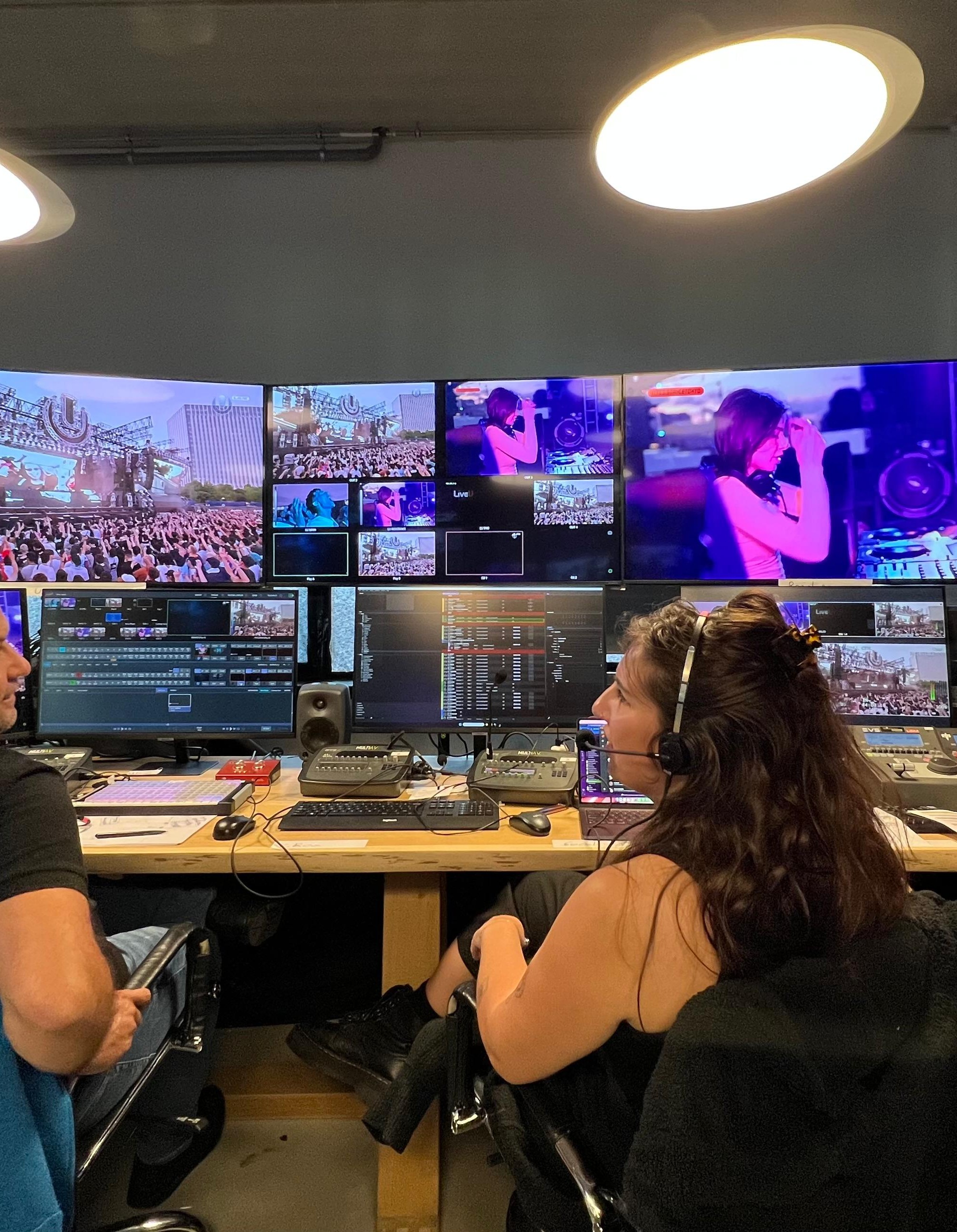 Fleur als showcaller bij een muziekfestival